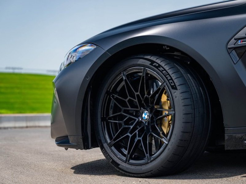 Nahaufnahme eines Autosreifens vorne Links 